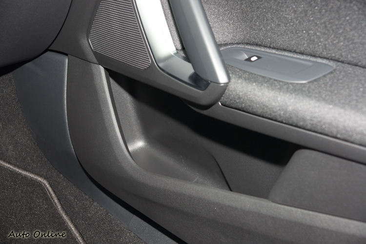 前車門置物槽放置飲料瓶也很方便。