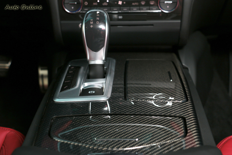 想要年輕化,內裝可選配碳纖維飾板增添運動氣息。