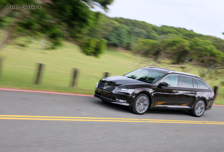 Superb Combi 2.0 TSI 4x4搭載四輪傳動系統,能快速將動力做前後分配,加強車身穩定性。