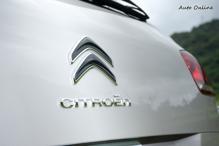 車尾廠徽以黑底搭配鍍鉻勾邊更見質感。