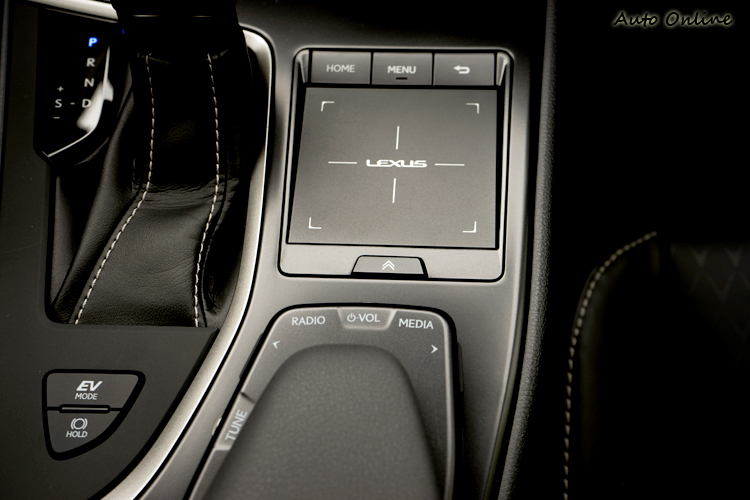 Remote Touch介面在觸控板後方有音響功能控制鍵。