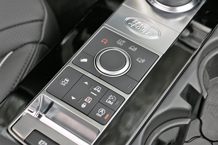 旋鈕控制已成為Land Rover特有專利。