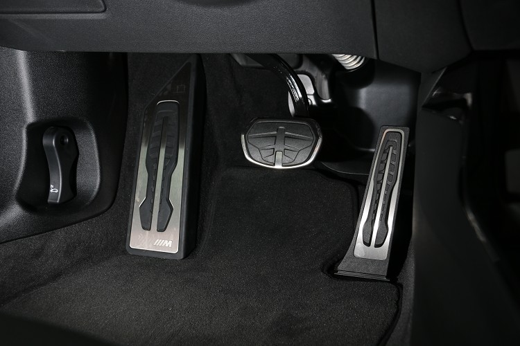 M款專屬的金屬踏板,增加車內運動感。