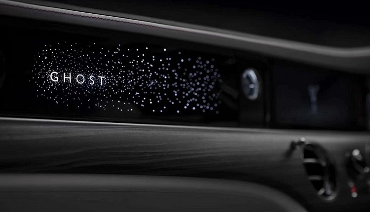 星光儀表飾板設計歷時兩年,耗時超過10,000小時。這件優雅耀目的星光儀表飾板四周由850多顆星星環繞。