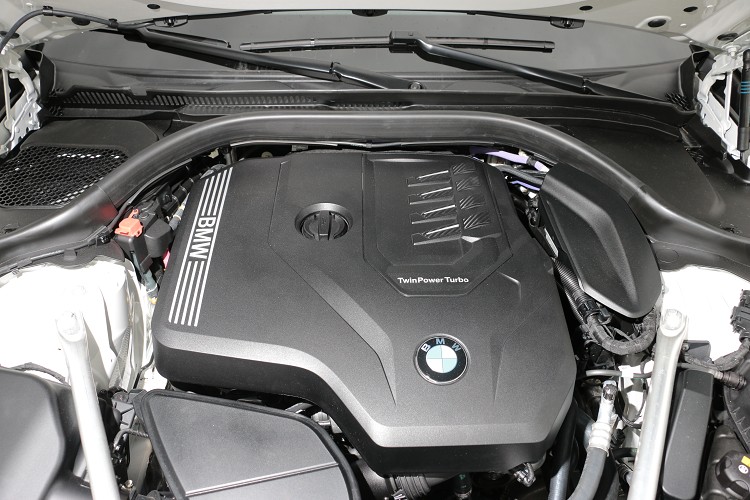 5系列小改款車型上,全面導入48V高效複合動力,內建啟動發電機與第二具電池輔助,將能量再生利用方式極大化。