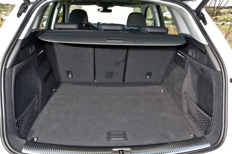 行李廂擁有平整的底板和實用的置物套件,並且具備高度擴充的彈性空間。