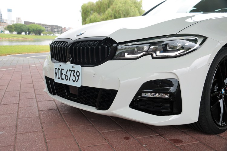 標配M Sport空力套件,透過黑色烤漆飾板突顯出Midnight Edition風格,像是黑色高光澤水箱護罩。