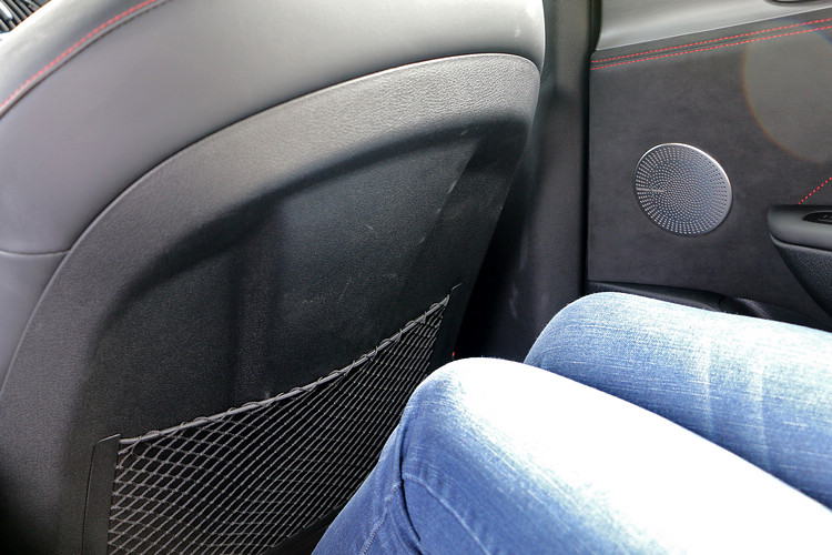 座乘坐空間充裕,唯獨中央座位受限於地板高度必須犧牲舒適度。