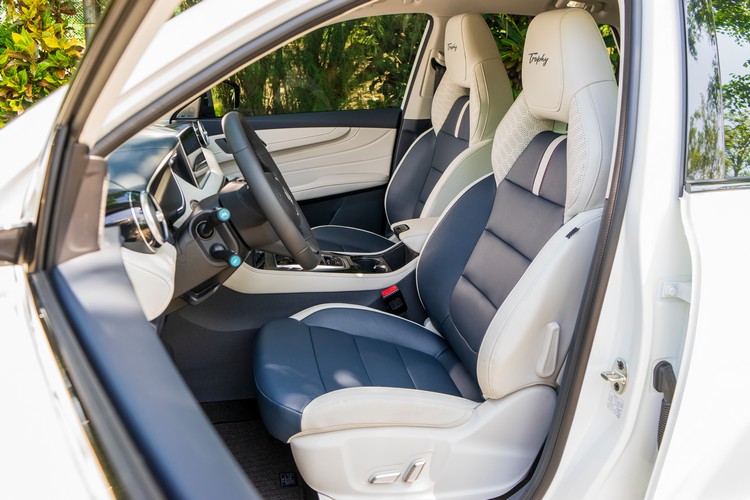 雙前座配備同級唯一電動一體式賽車椅