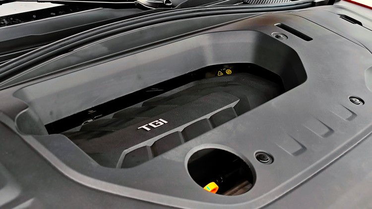 HS 2.0T的2.0升渦輪引擎具有223hp最大馬力,同樣超越同價位對手的性能表現