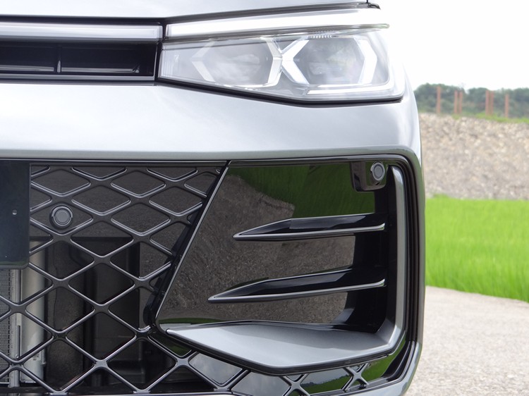 R-Line車型的保桿具備專屬運動化設計,氣壩造型更為搶眼銳利。