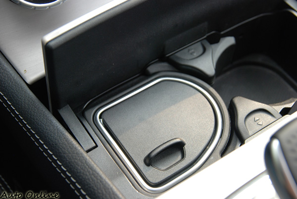 連煙灰缸這個細節的作工都很細緻,不愧是豪華品牌的代表作。