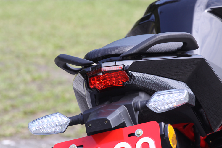 後尾燈由於法規有規定煞車燈與方向燈之間的要保有一定的距離才不會搞混,因此廠商有進行過修正。