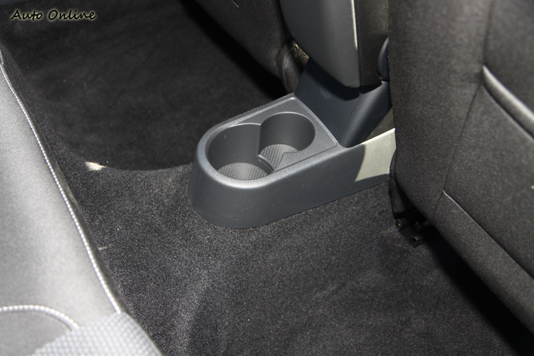 非果嶺式底板讓中間乘客坐起來會辛苦些,但附設一個置杯架。