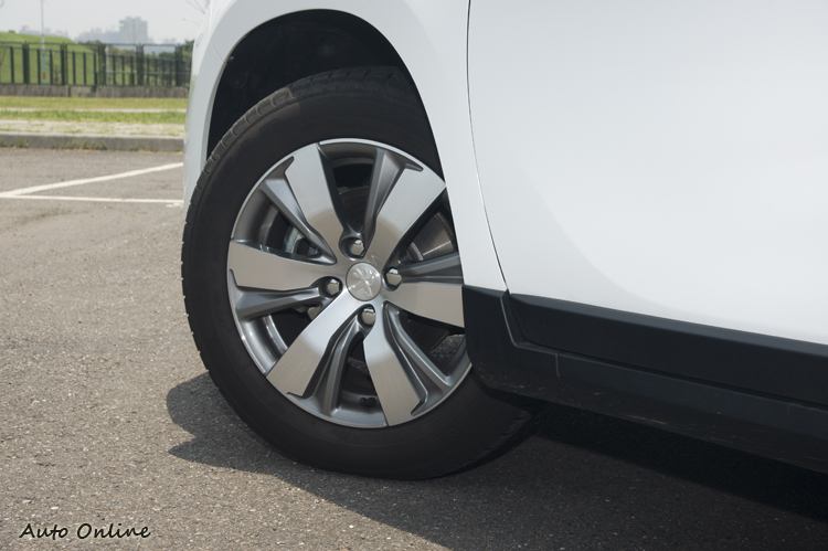 線條很有變化的六輻式鋁圈。