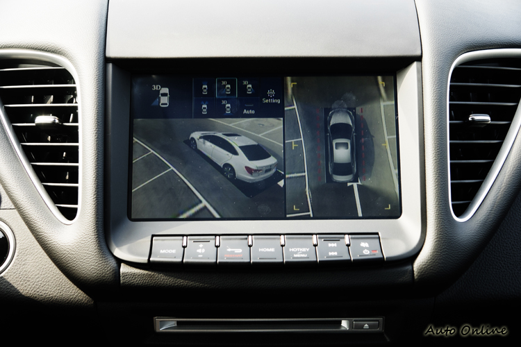 車側3D影像幫助駕駛倒車時掌握車旁狀況。