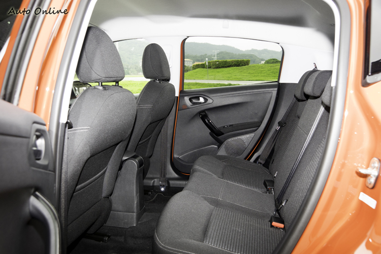 後座頭部空間以同級來說算是不錯。