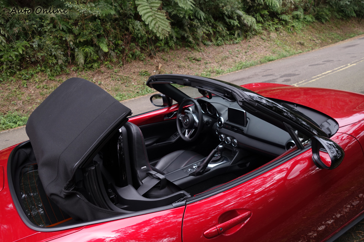 這套手動軟頂沒有佔用太多行李空間,重量也極輕。