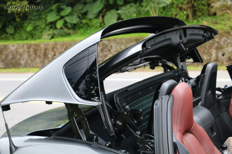 車頂收摺機構設計和911 Targa相當類似,收藏在獨立的空間不會影響行李廂機能。