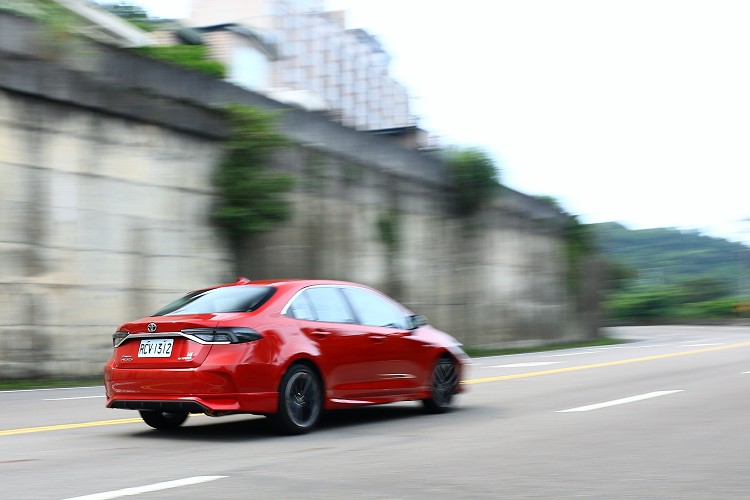 這次除了視覺內、外觀套件之外,找上GAZOO Racing合作,針對底盤上作了小幅度更動,藉此來加強Altis弱項「駕馭樂趣」。