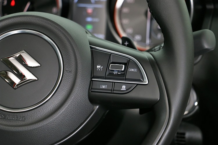 ACC車距控制系統開關在方向盤右側。