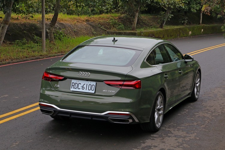 車尾線條是此車最美角度,勻稱的車身比例更為美感加分。