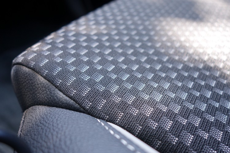 半皮半布的座椅同樣是歐洲流行配置,舒適性及支撐性沒有太大問題。