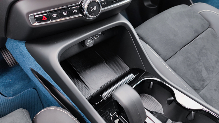 智慧手機無線充電板上方有2個USB-C插孔