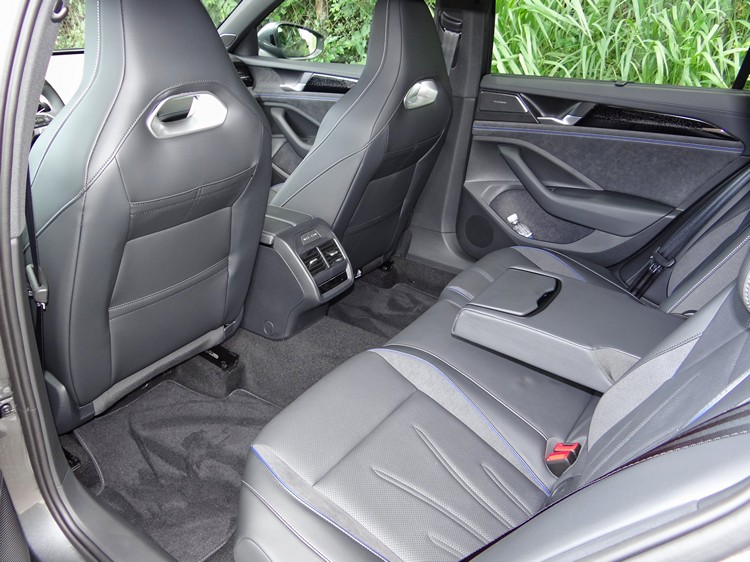 後座椅距離車頂篷達到1008mm的幅度,顯然車頂的流線設計並沒有影響到該有的空間或舒適性。