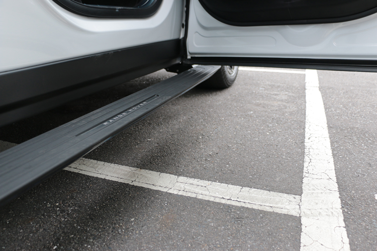 電動側踏板在豪華與實用之間取得平衡，提供便捷上下車體驗，不再讓上車像是攀登101。