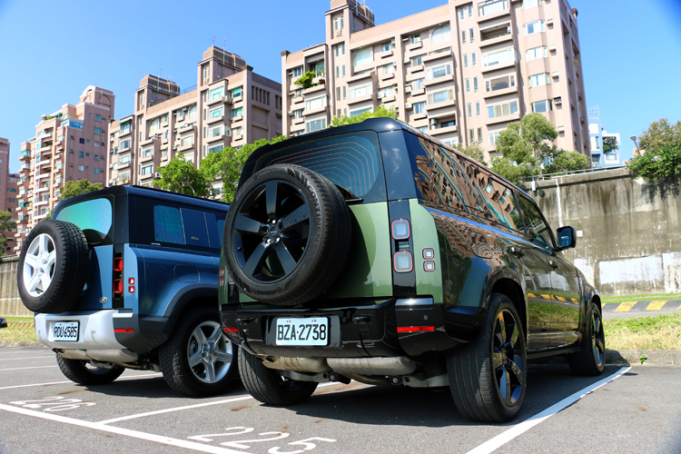 尾燈部分可發現明顯差異，捨棄凹凸有致的樣式，改為較平整化樣貌。