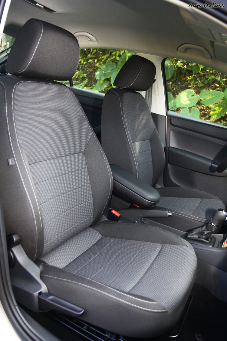 不織布座椅雖然樸素些,但包覆性還不錯。