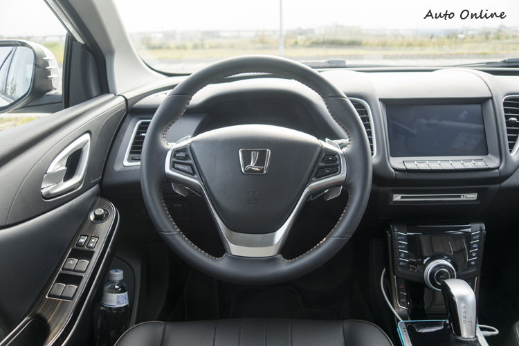 NAPPA皮質方向盤握徑加粗,提昇握感。