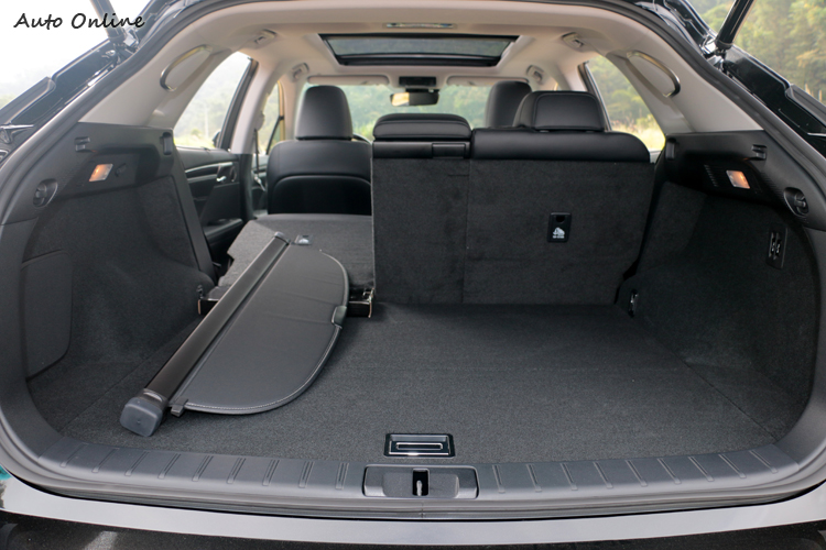 後座椅背角度具有6/4分離功能,創造出1592l最大容積。