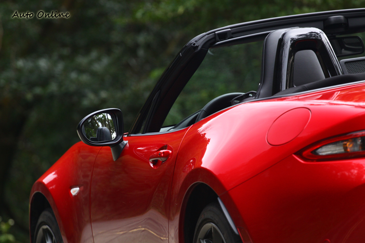 漂亮的車身弧線讓它擁有性感的豐臀,搭配紅色車色好看極了。