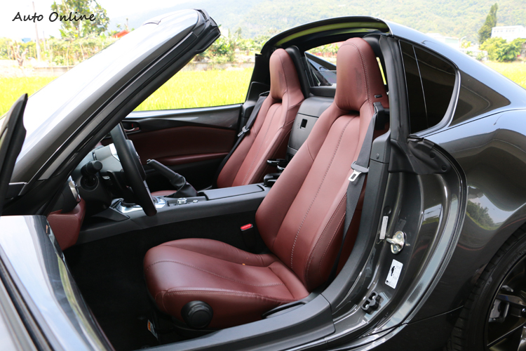 座椅除了前後可以調整,還有三段加熱的功能。