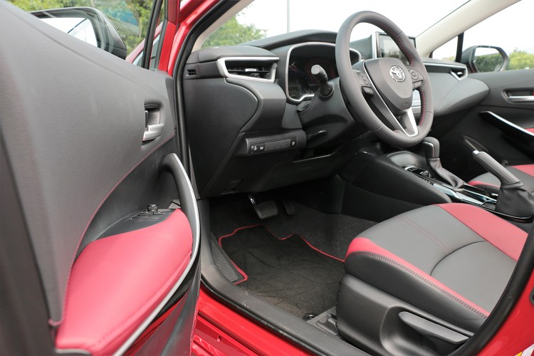 內裝基本維持原樣,GR Sport版本特別增加紅、黑配色來加強車內運動氛圍。