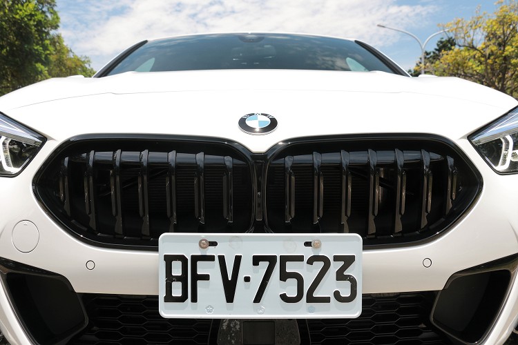 大面積的雙腎型水箱護罩是新世代車型專屬,M Sport車型塗裝為鋼琴烤漆處理。