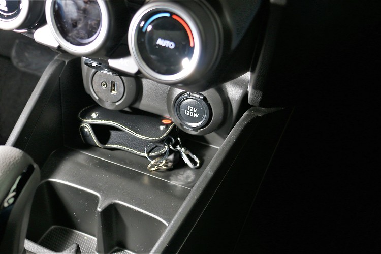 排檔桿前方有一個USB與12V電源插孔。