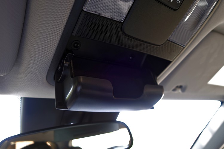 車內盡可能利用每一吋空間,一般家庭需求足敷應付。