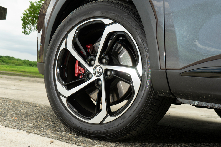 18吋燻黑雙色鋁圈。