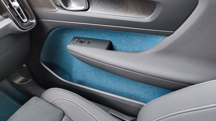 前車門收納空間適合放置平板/筆電類物品