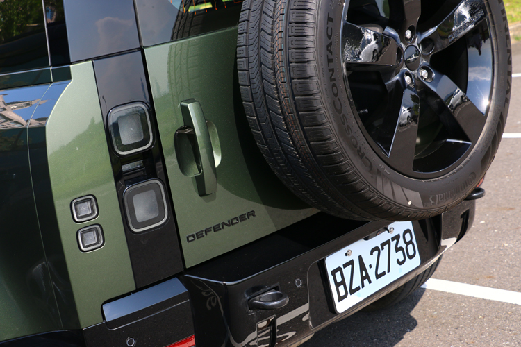 尾燈未開啟狀態下，以全面黑化突顯出神秘感。