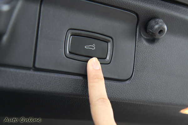 不用擔心後行李廂蓋開啟後太高搆不著,加錢後就可以擁有電動收闔的功能。