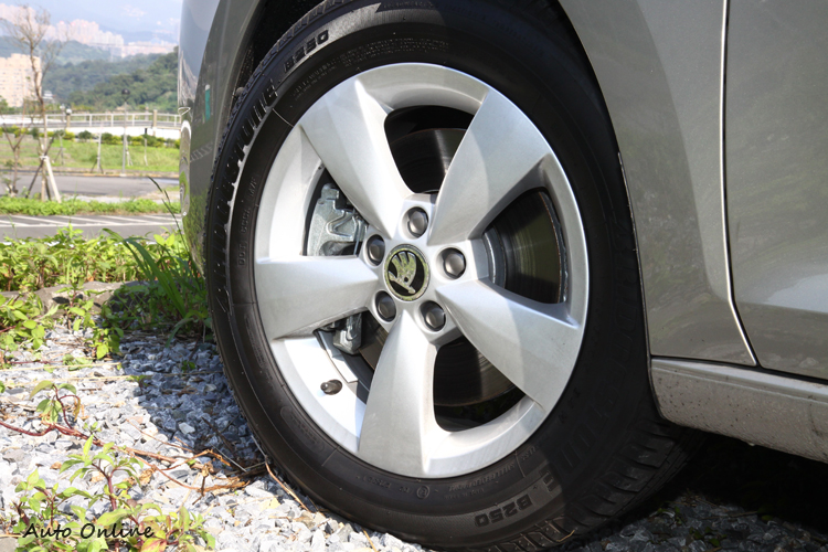 原廠配備的185/60R15 B250輪胎等級不高,建議升級會有更好的行路表現。