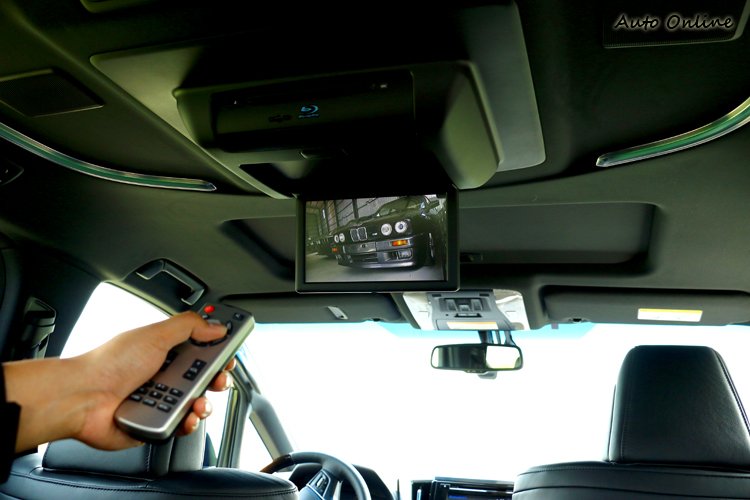 後座獨立影音系統,透過遙控器操作使用。