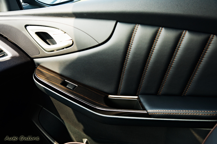 新換用的深檀木飾板有不落俗套的好質感。