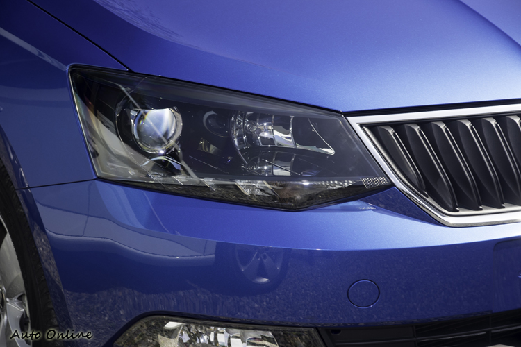 稜角切面構成的頭燈造型,1.2 TSI車型還配LED日行燈。