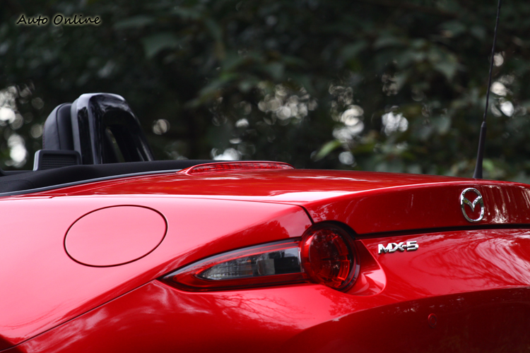 立體刻劃的尾燈造型令人印象深刻,保有90年代小跑車的特色。