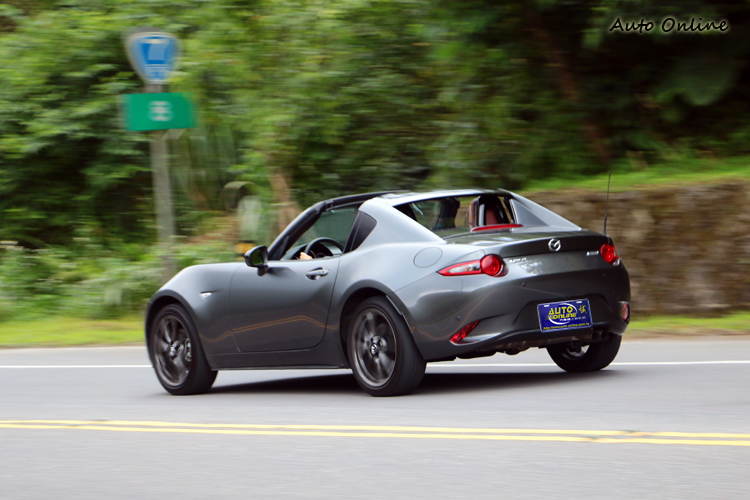 專屬的 Fastback斜背式設計,在公路上有著剛柔並濟的迷人線條。